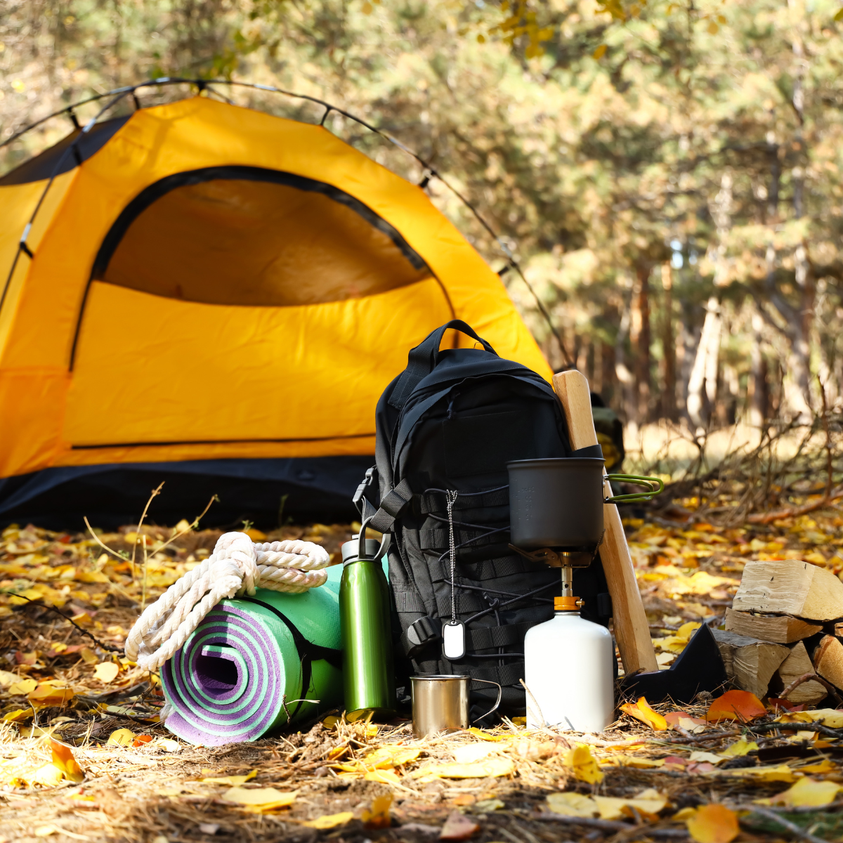 Tält och campingutrustning framför en enkel campingplats, redo för första natten ute