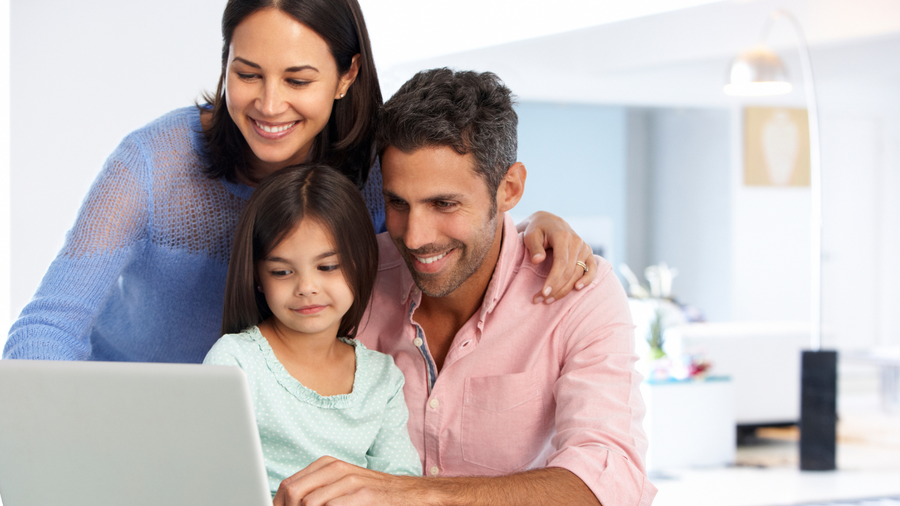 Familj som planerar och bokar ett besöksmål tillsammans vid laptop, från första intryck till bokning.