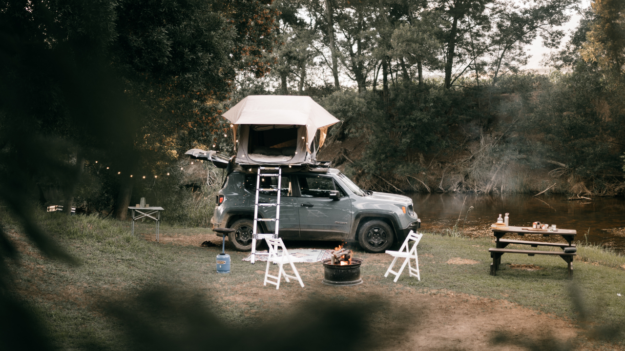 Liten campingreception i varmt kvällsljus, en tydlig första bild för marknadsföring av campingplats.